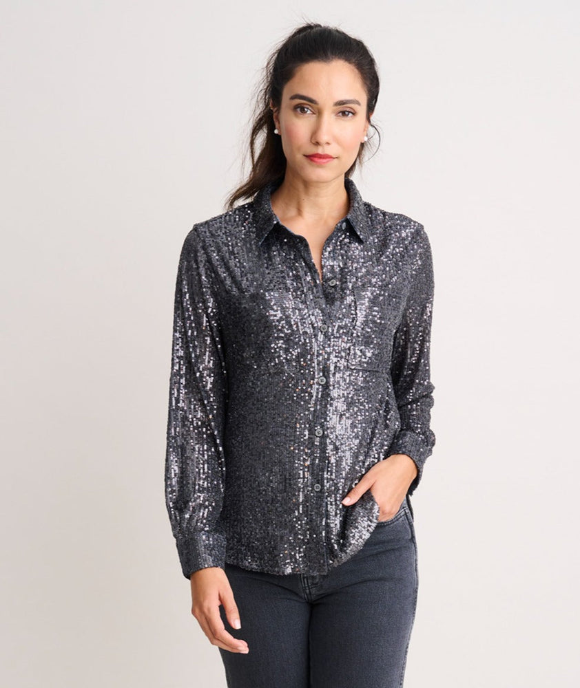 Model is wearing UNTUCKit Harlow pewter shirt.