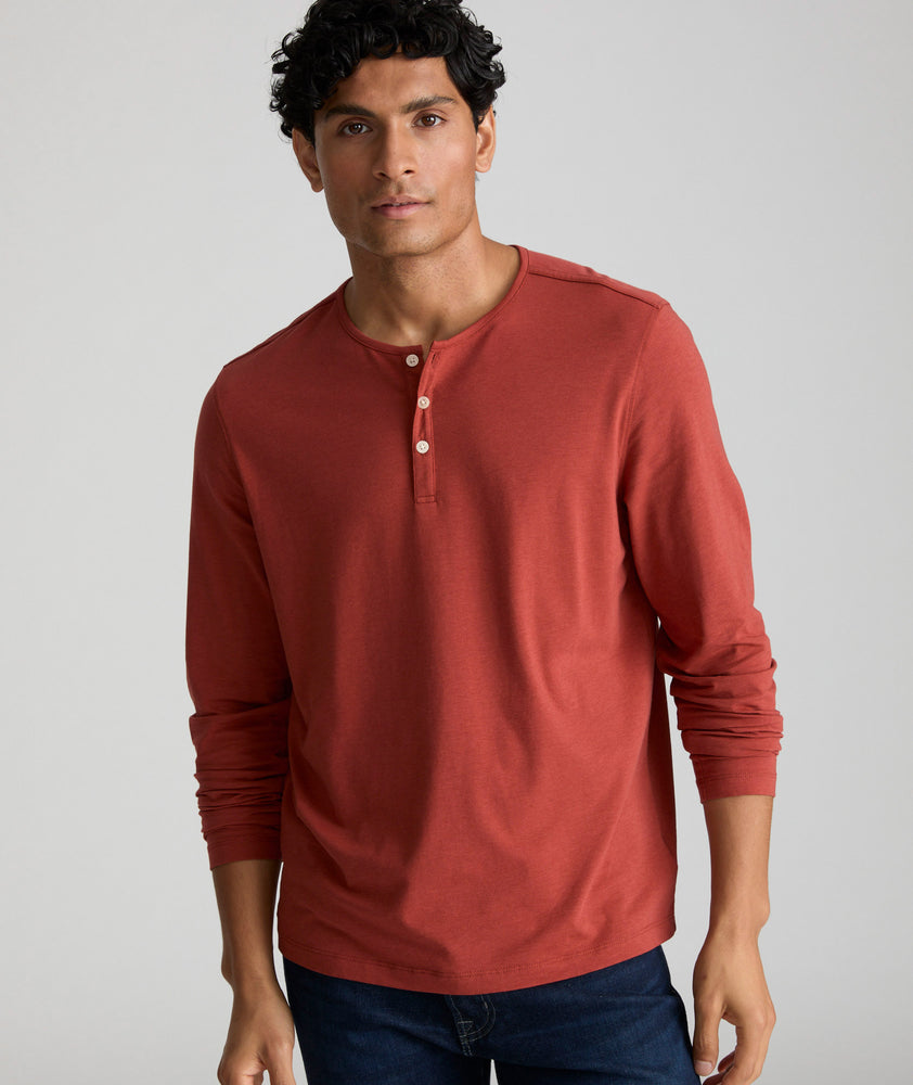 Model is wearing UNTUCKit Marastina henley in Chili Oil.