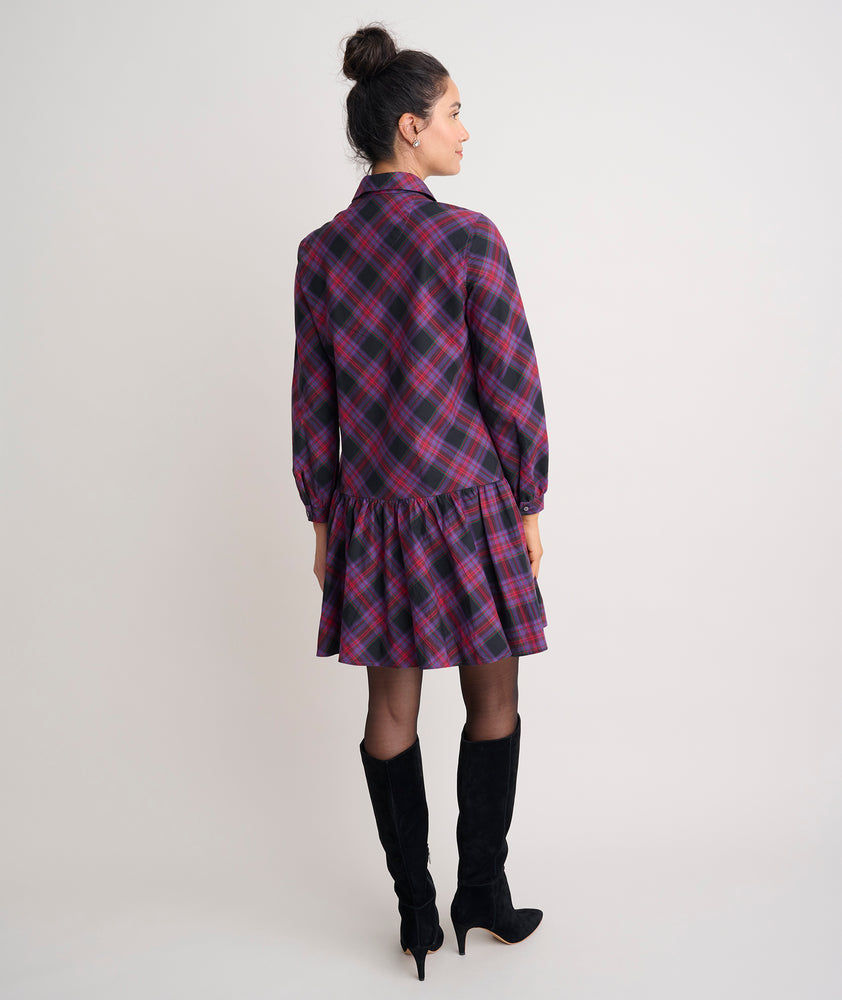 Model is wearing UNTUCKit Reese Dress in plaid. 